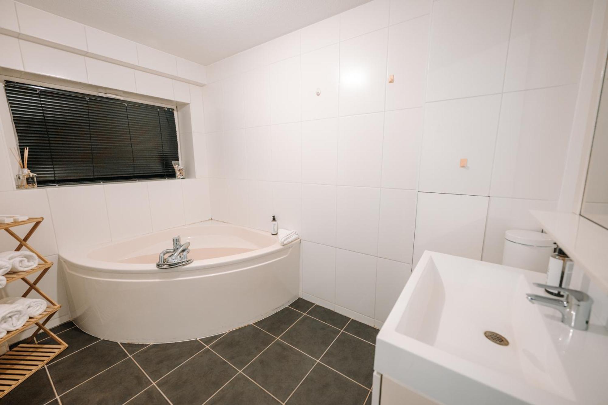 Grand Rez De Jardin Apartment *